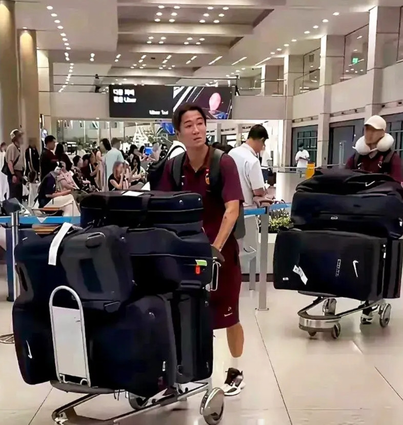 国足出去踢个比赛，大包小包的，一看这架势还以为去旅游呢！不仅头型整的不错，打扮也