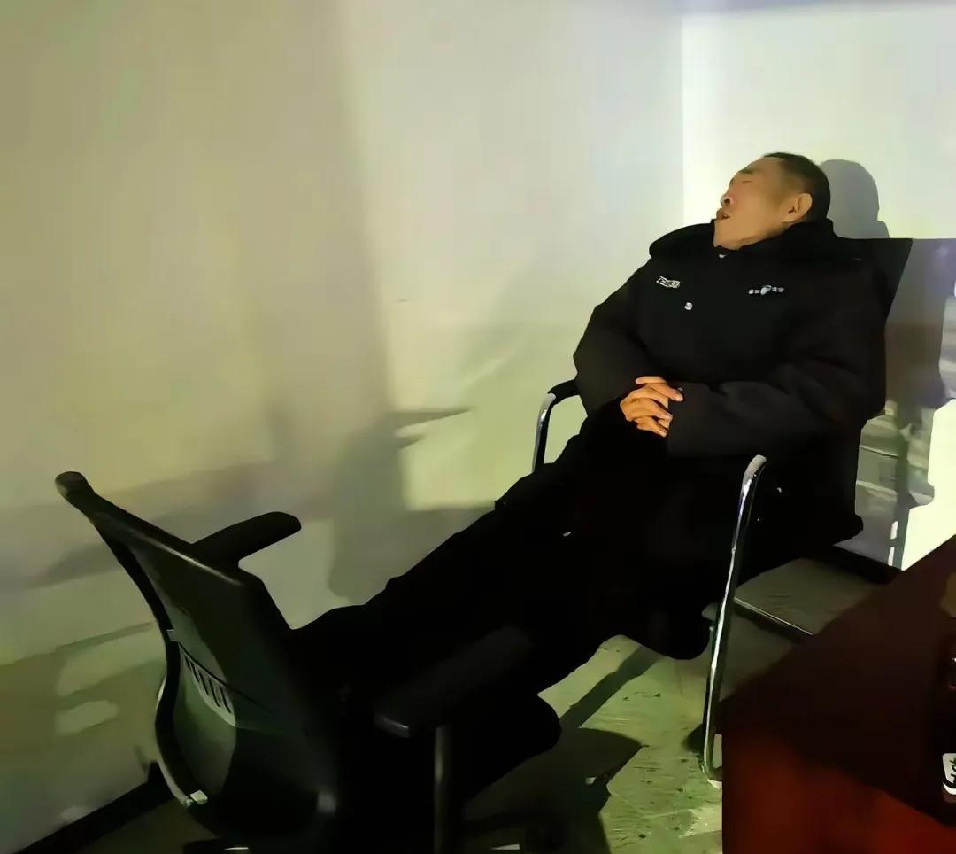 作为一名保安，不占立场，从工作角度实话实说:保安值夜班真不能睡觉，如果允许睡觉的