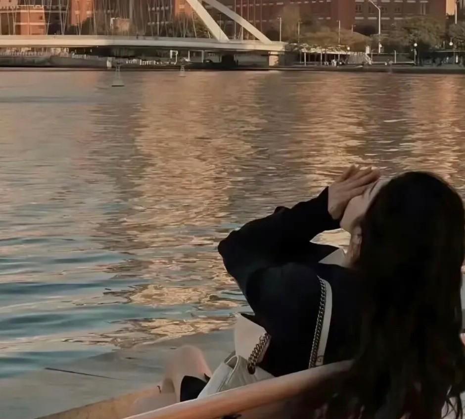 当你忘不掉一个人的时候不妨仔细想想，你究竟是放不下这个人，还是舍不得那些曾经的