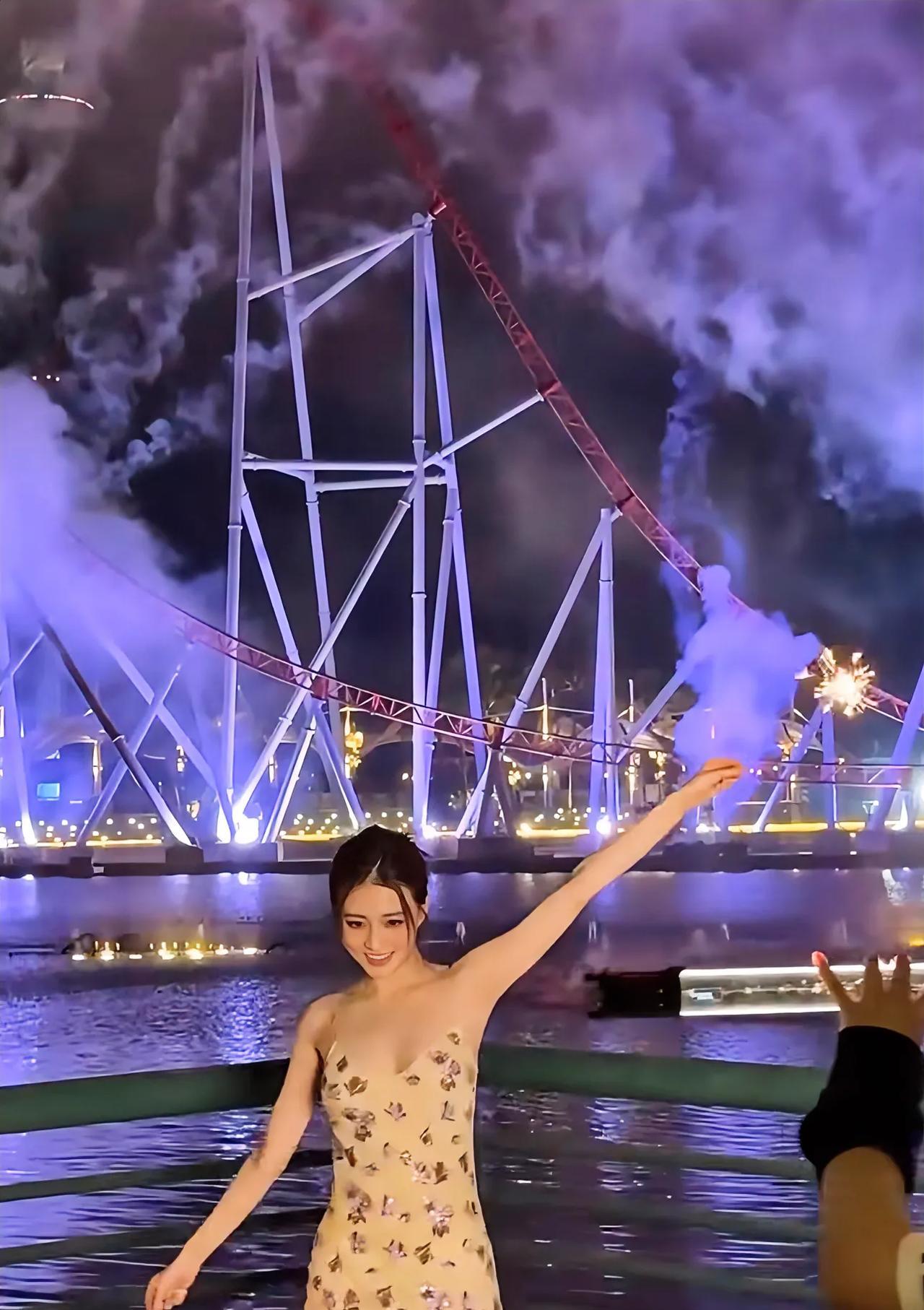 没想到她身材这么好，烟火中的她真美！