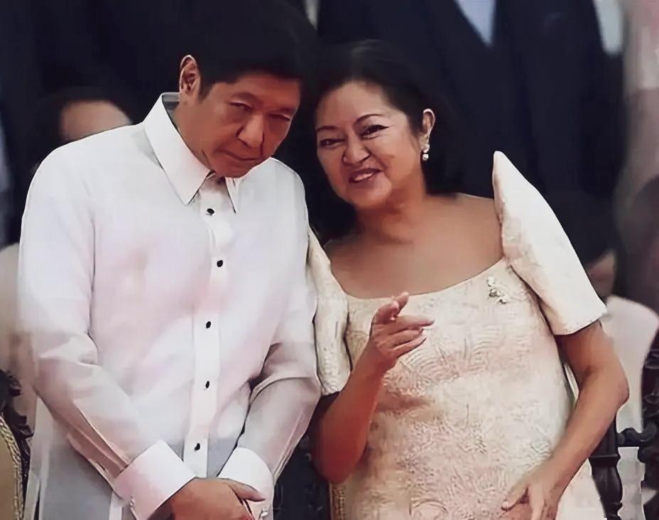 如今的小马科斯夫妇，一个唱白脸，一个唱红脸，不知能走到几何…