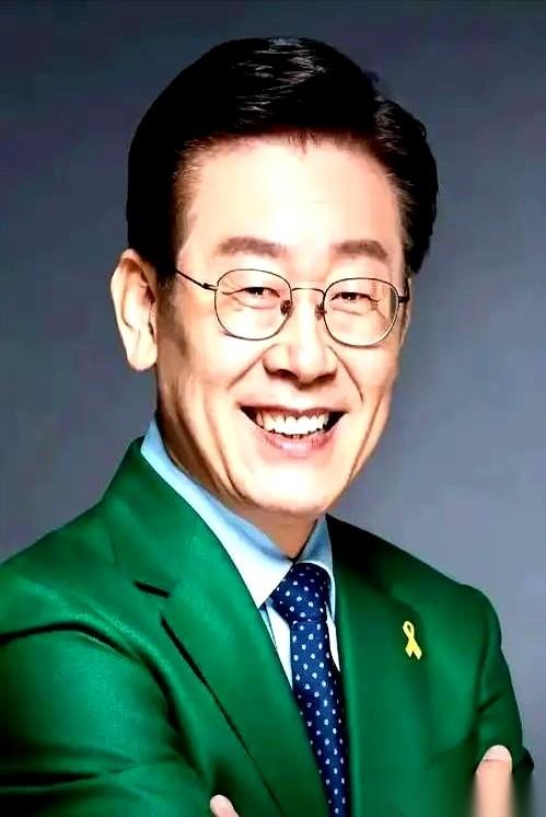 人家都指着鼻子骂你是“头号敌人”了。你这边还慢悠悠地发声明，说：哎呀，搞敌对不