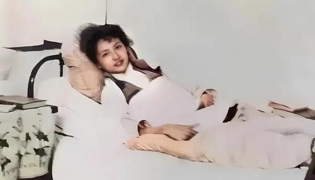 1929年，林徽因刚生了孩子，被撑大的肚子还没恢复，梁思成却拿起相机一顿拍！19