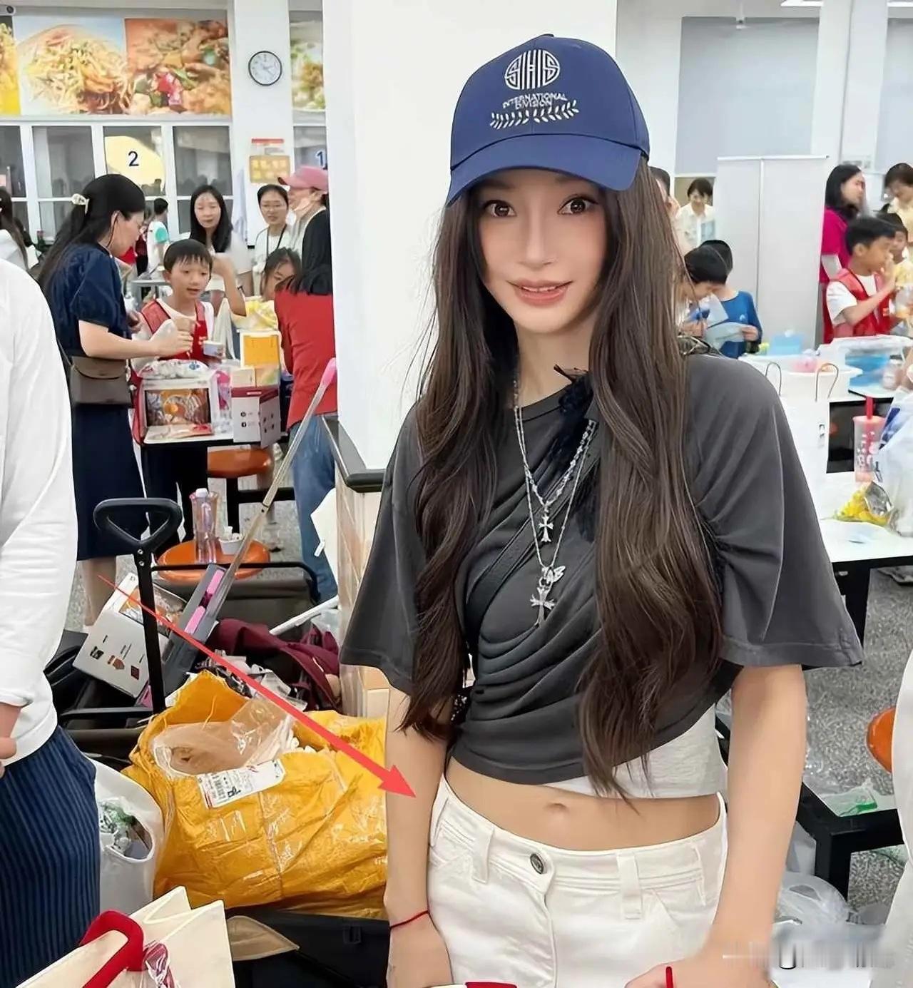 杨颖现身儿子学校义卖会，穿搭露肚脐引争议，9岁儿子疑正脸曝光