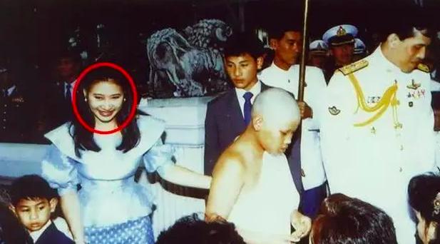 当年泰王二妃子一家人活动，二妃子泰王笑容灿烂，王子们面无笑容，大概是父母不恩爱孩