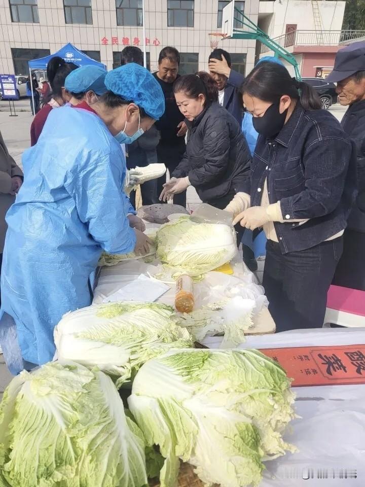新鲜事！西宁这里举办酸菜节！腌菜老把式现场传艺！快来看看她们是怎么腌菜的！老