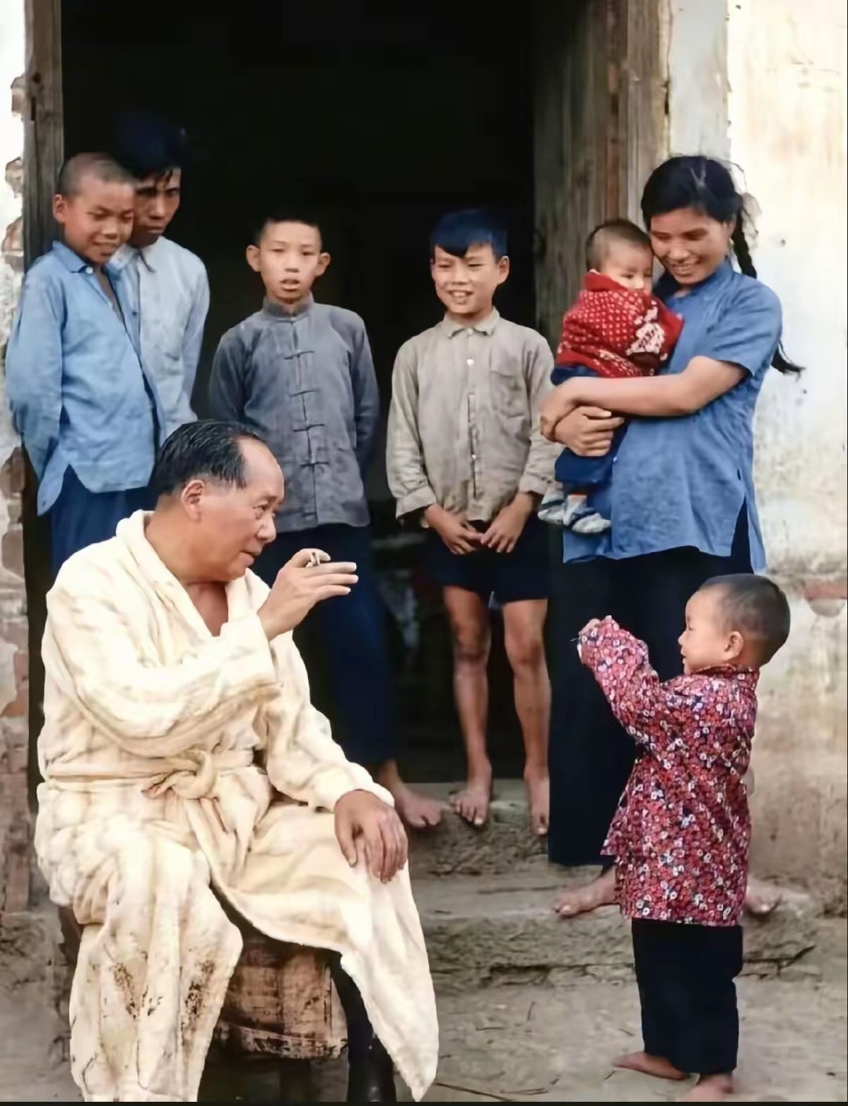 1959年，毛主席回到阔别三十二年的故乡韶山。刚游完湘江，一身浴衣，坐在农家门前