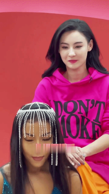 吉克隽逸打扮的这么华丽，穿的那么性感，还是被穿着普通套头衫的张柏芝吸引了，真的很