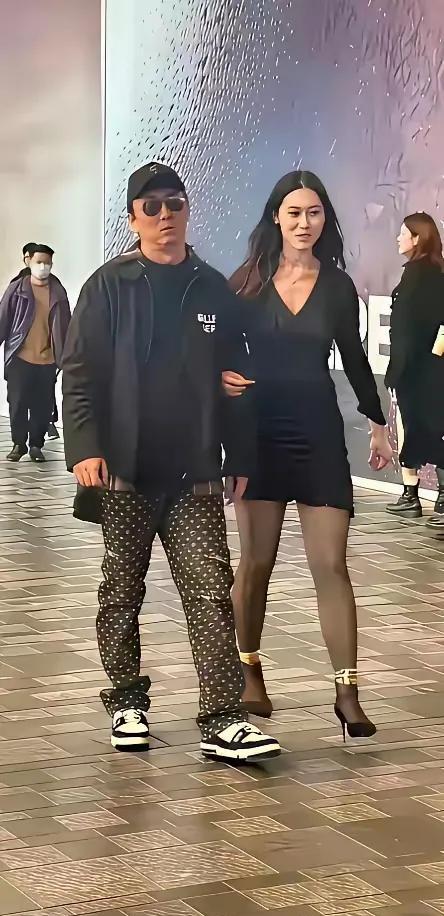 他低头刷手机，没人知道他刚看完一场电竞决赛。不是颓了，是困了。热搜炸了，说他