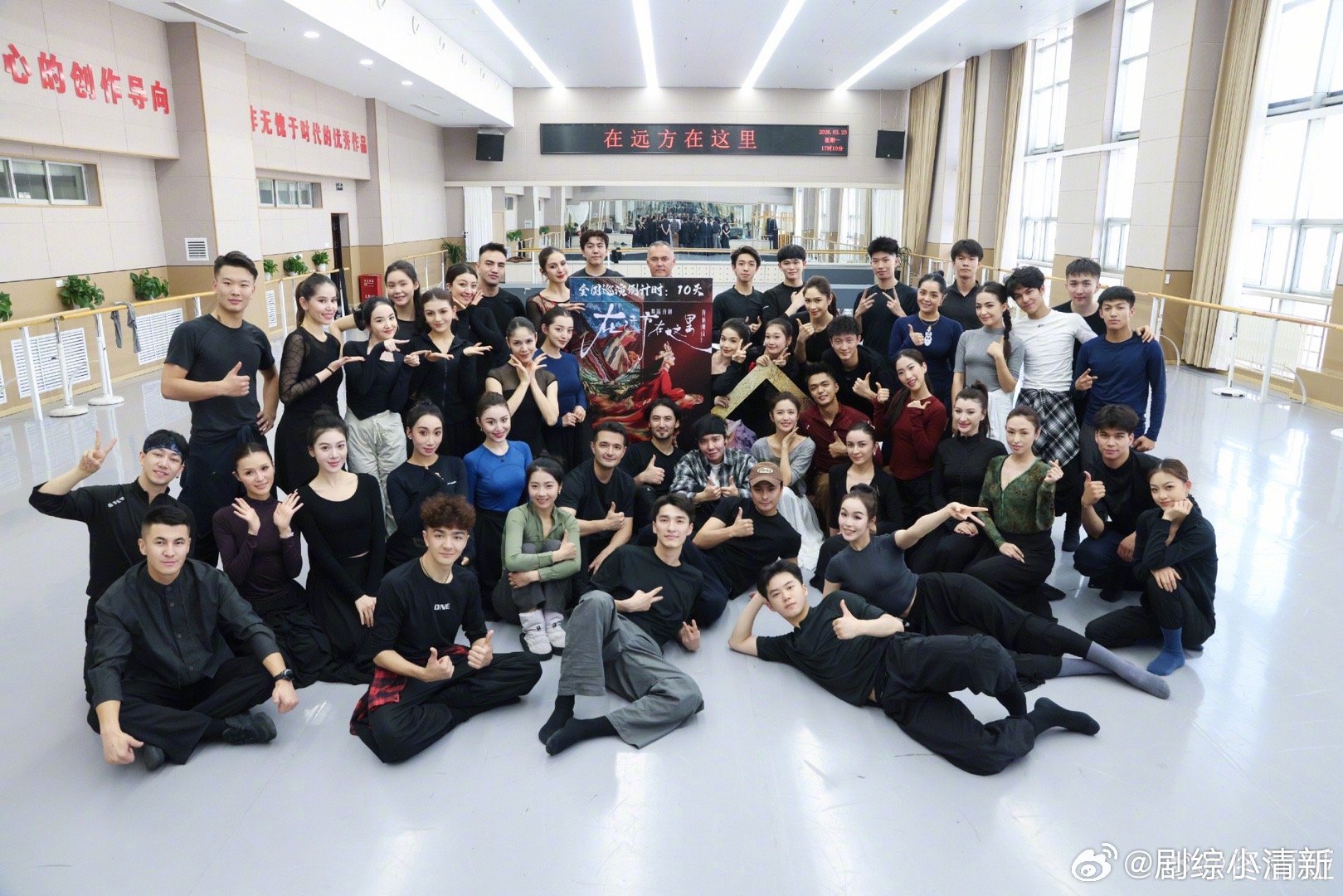 冯小刚徐帆看佟丽娅舞剧佟丽娅主演的舞剧引发广泛关注，不仅凭借扎实的舞蹈功底征服