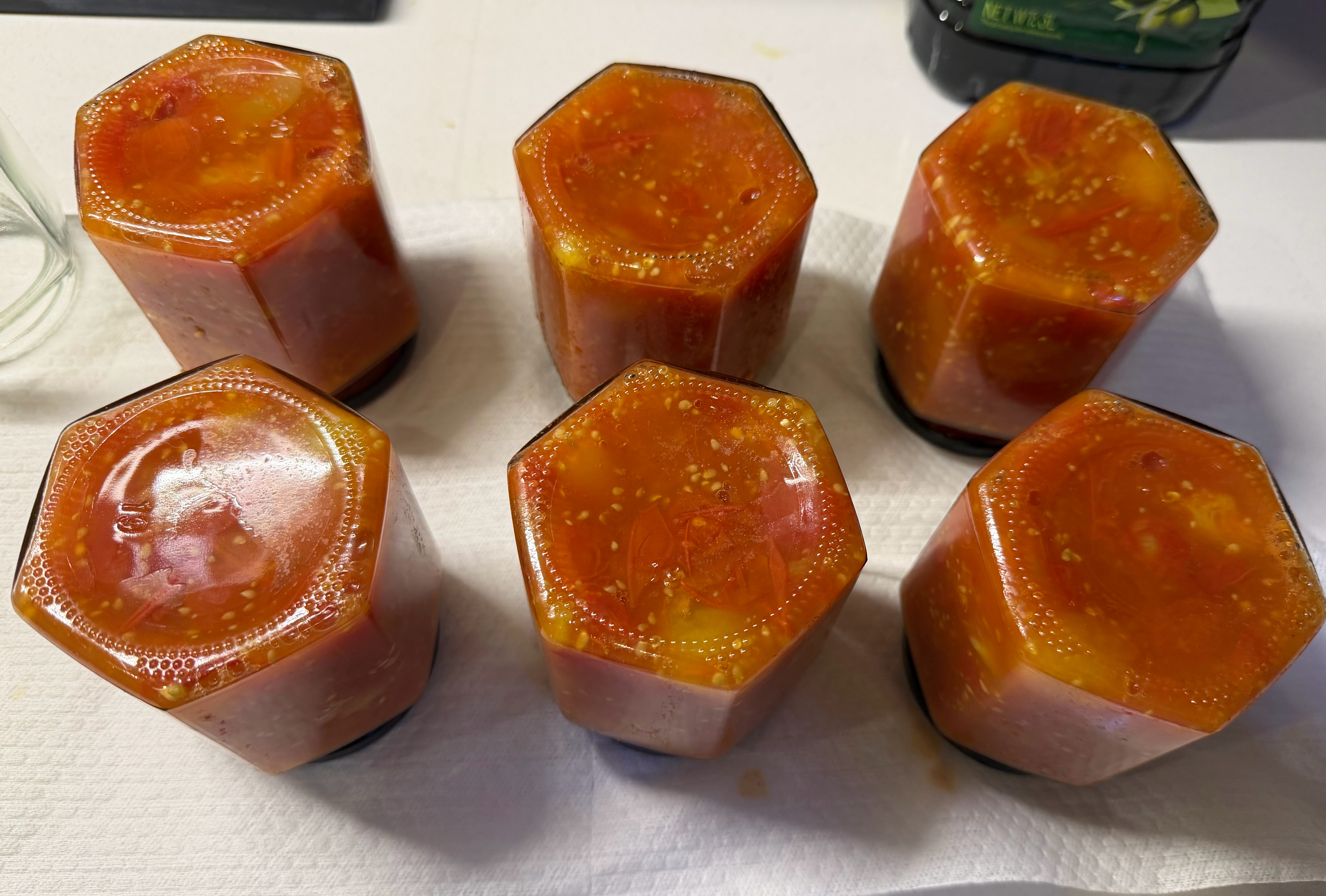 吃不完的西红柿🍅就做酱，放到冬天吃。[墨镜]​​​