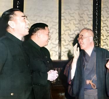 一九五五年十月，中南海，毛主席、周总理与廖承志会见日本人久原房之助。当时，久原房