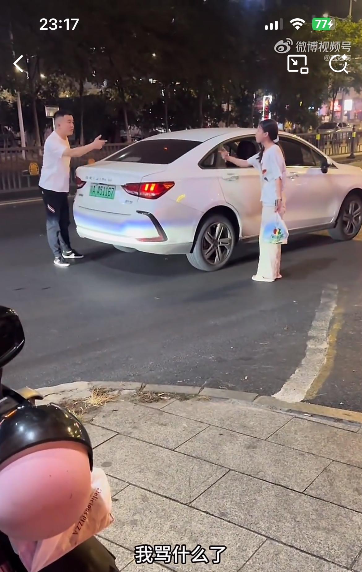 南昌街头，一名女生叫了网约车。见到车子之后，她先是嫌弃车子太脏，随后又抱怨司机不
