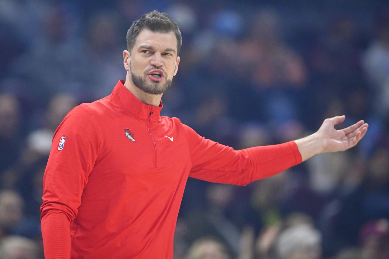 连联盟倒数第一的球队都输，开拓者还不换帅吗开拓者对阵联盟倒数第一的鹈鹕，虽然