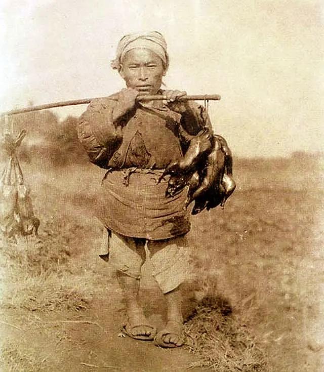 1911年夏，四川成都郊外，卖烤鸭的小矮人。