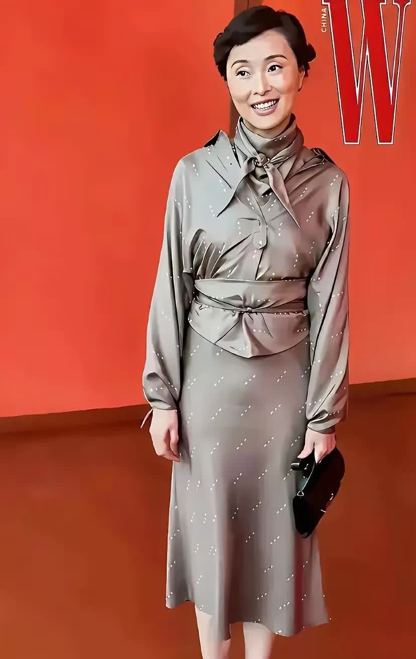 就想问问，这是啥牌子的衣服？应该很贵吧？但不是我酸，这样的衣服我不会选。