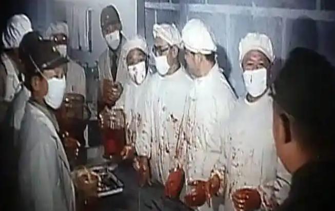 在731部队的安达实验场，为了测试不同枪支的子弹穿透力，他们将人运到实验场，蒙上