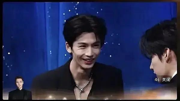 张凌赫可能是最不适合笑的帅哥了，他每次一笑，都太幻灭了。这也是为啥我觉得他其实没