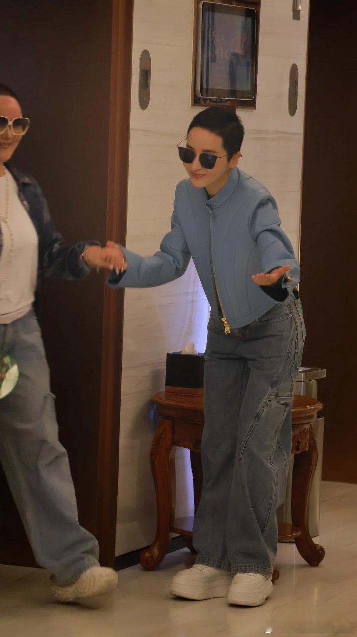 蒋一侨|今天和妈妈一起去上班啦在妈妈身边是乖乖的可爱宝宝​​​