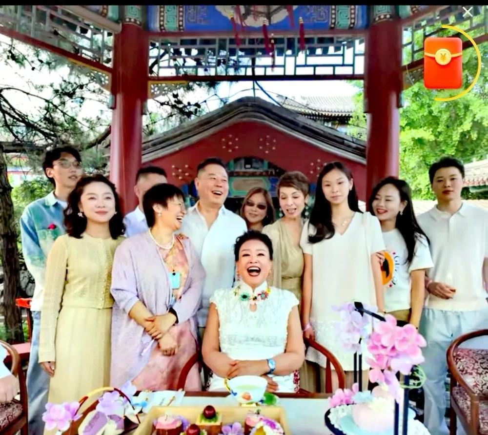 张兰这次在郡王府的操作确实有点东西，四星场地愣是整出满汉全席的架势。婚礼现场摆着