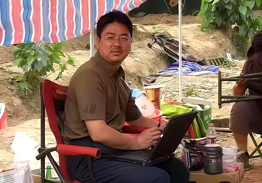 在汶川大地震中的刘强东，与现在判若两人。他看到那片废墟，就把自己攒的所有钱都拿