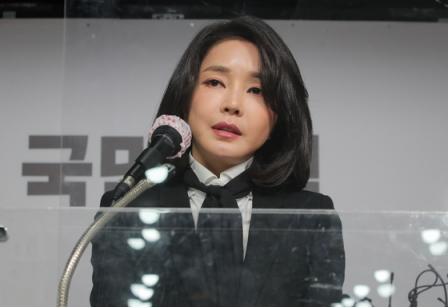 金建希现在是最不希望这个法官死的人。你没看错。法官活着，判决就是判决，走完程序就