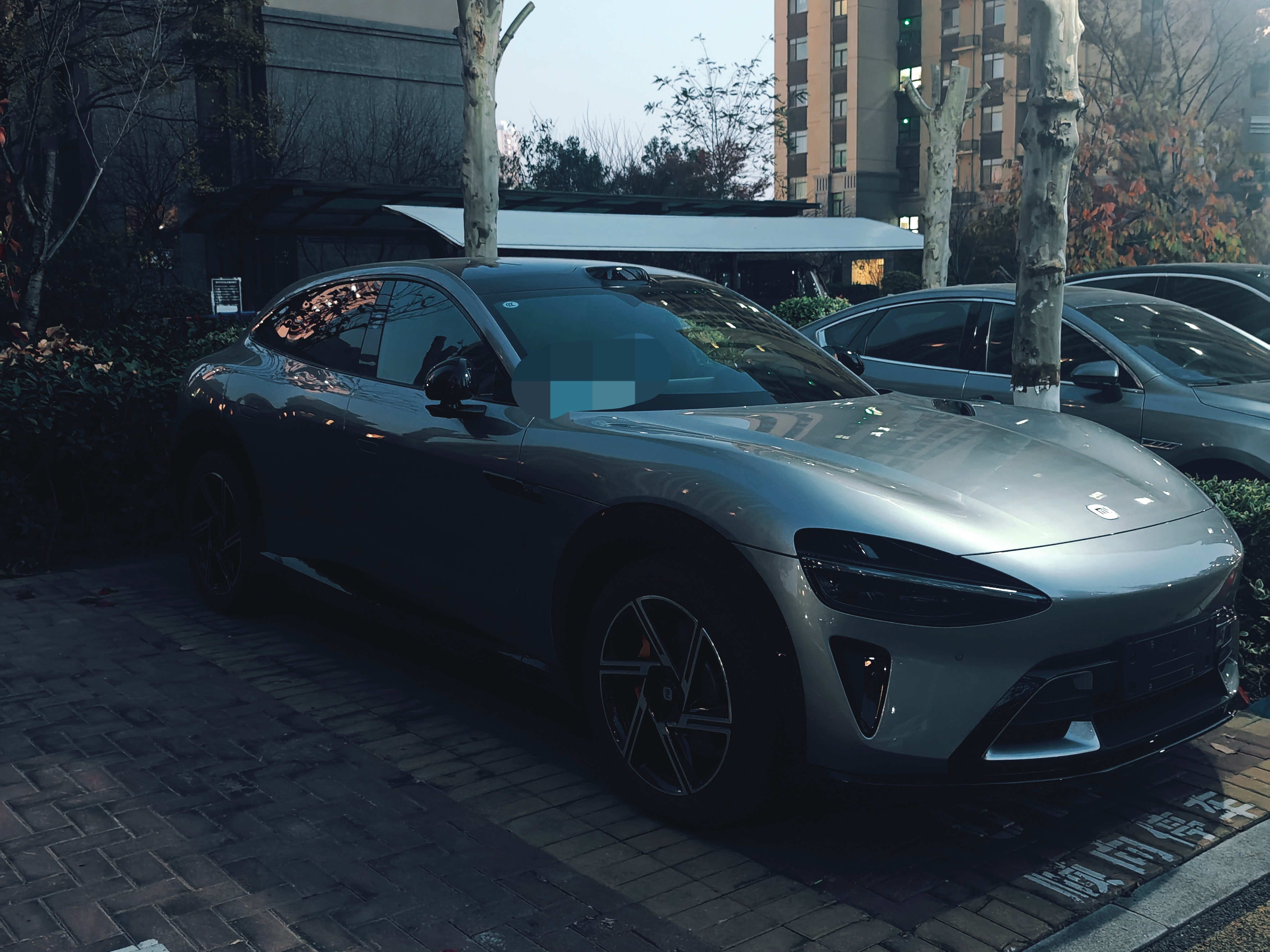 小区里面第一辆小米YU7，外观确实是抢眼！外观来看，除了线条更加具有流线型之外，