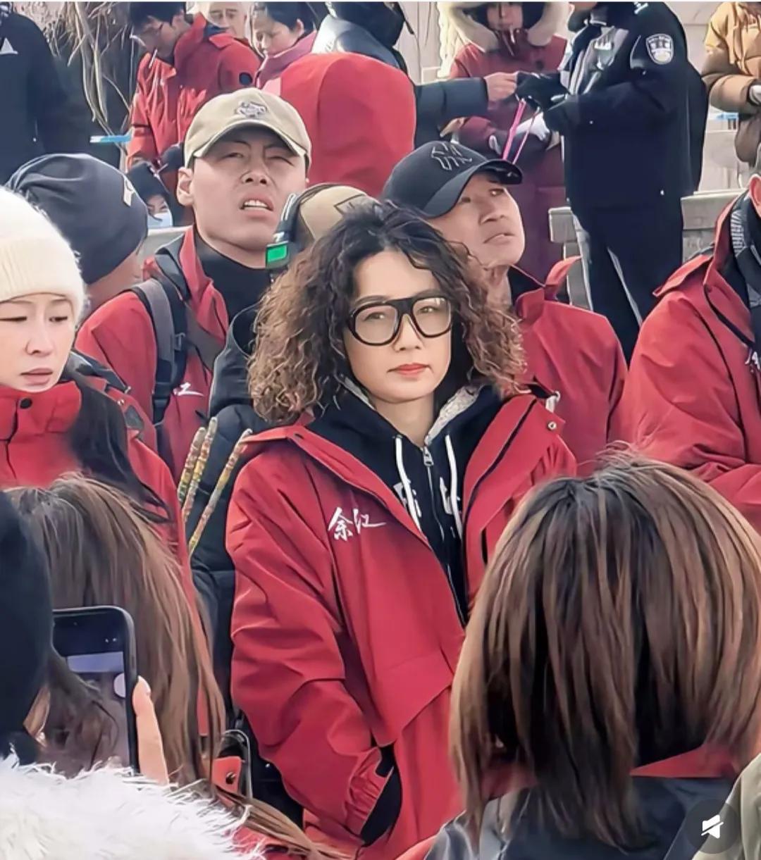 这是马伊琍拍电视剧《余红》开机仪式时的留影。新发型，好减龄像换了个人，50了这个