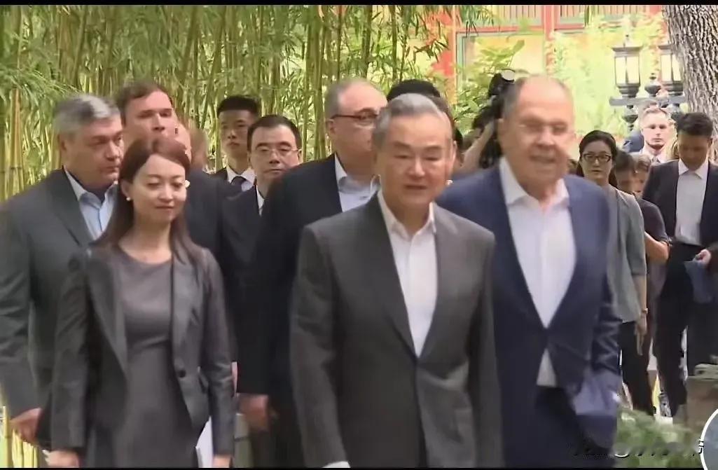在“决不允许俄罗斯倒下”的力量感召下，70多岁的俄罗斯外长拉夫罗夫结束朝鲜访问后