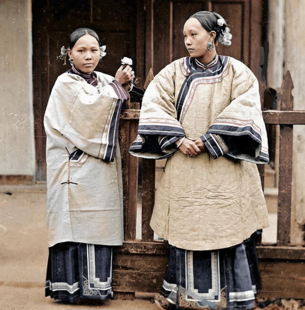 这张照片是1871年由苏格兰摄影师约翰·汤姆逊在北京拍摄的，照片中的两位女子是晚