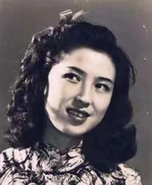 一天夜里，沈月英与表哥温存过后，眼含泪水对他说道：“今夜之后，你就离开上海吧。杜