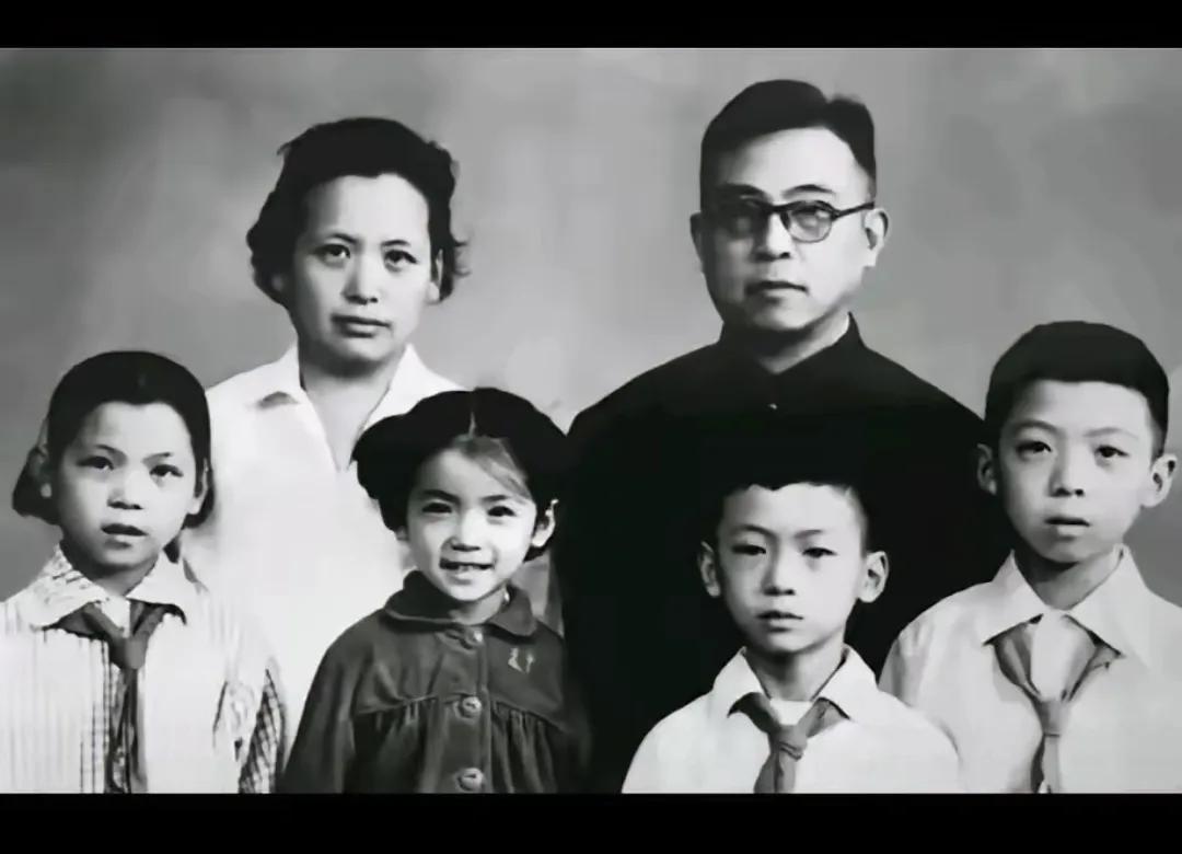 1976年12月，诗人穆旦写下人生的最后一首诗。他敏感的神经似乎捕捉到了死亡的气