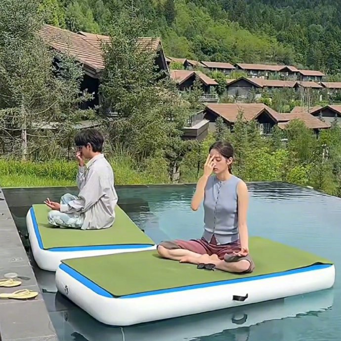 赵今麦水上打坐解锁新奇体验！这场水上打坐是VOGUE山谷假日的特色环节，主