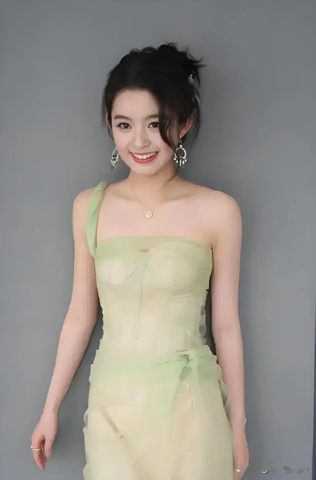 盖棺定论了！黄杨钿甜戴的耳环是假的，经过权威机构的鉴定，确定这是玻璃做的，价值