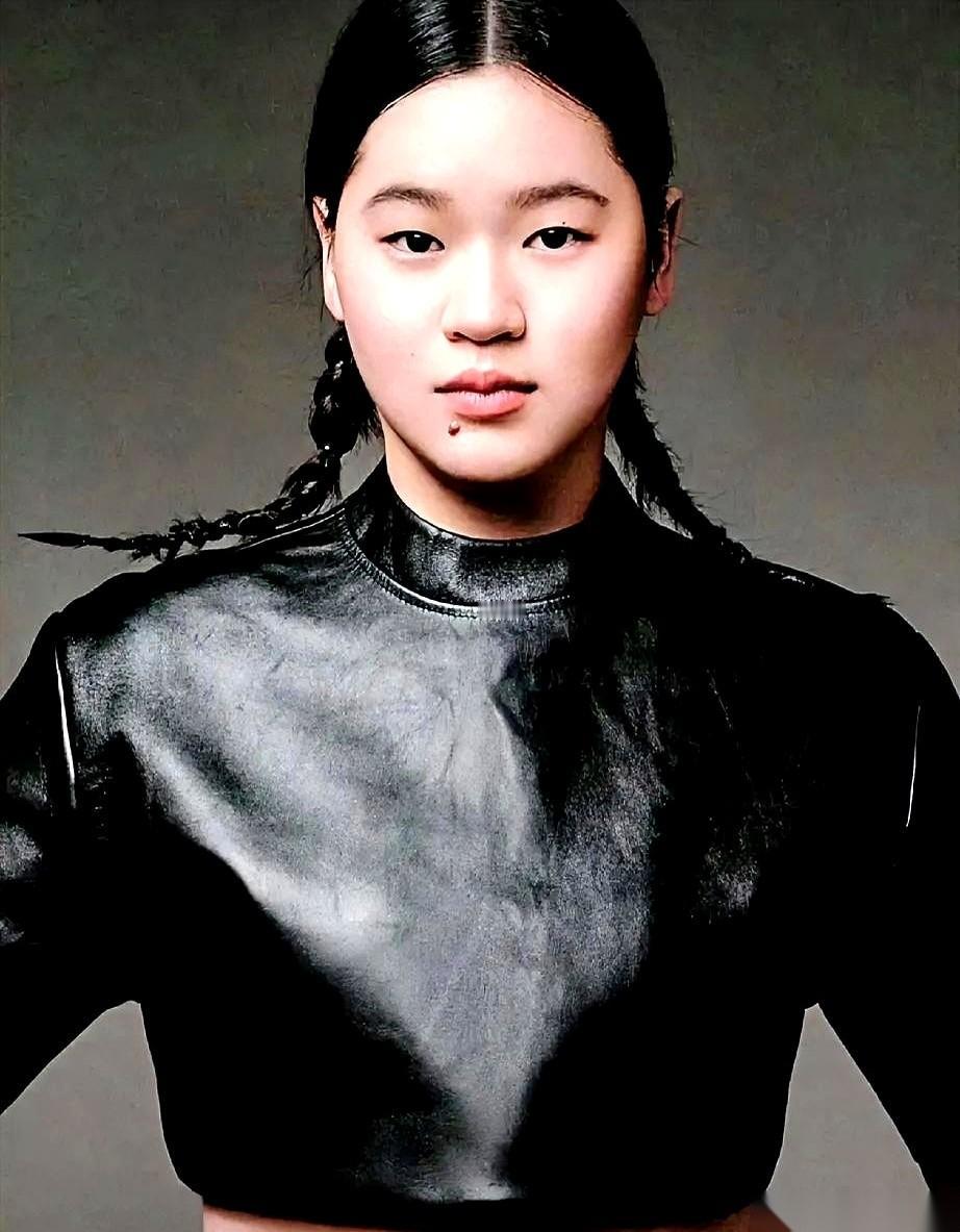 最该站C位的那个人，结果连人影儿都没看着。跳水队那张大合照，我来来回回看了三遍