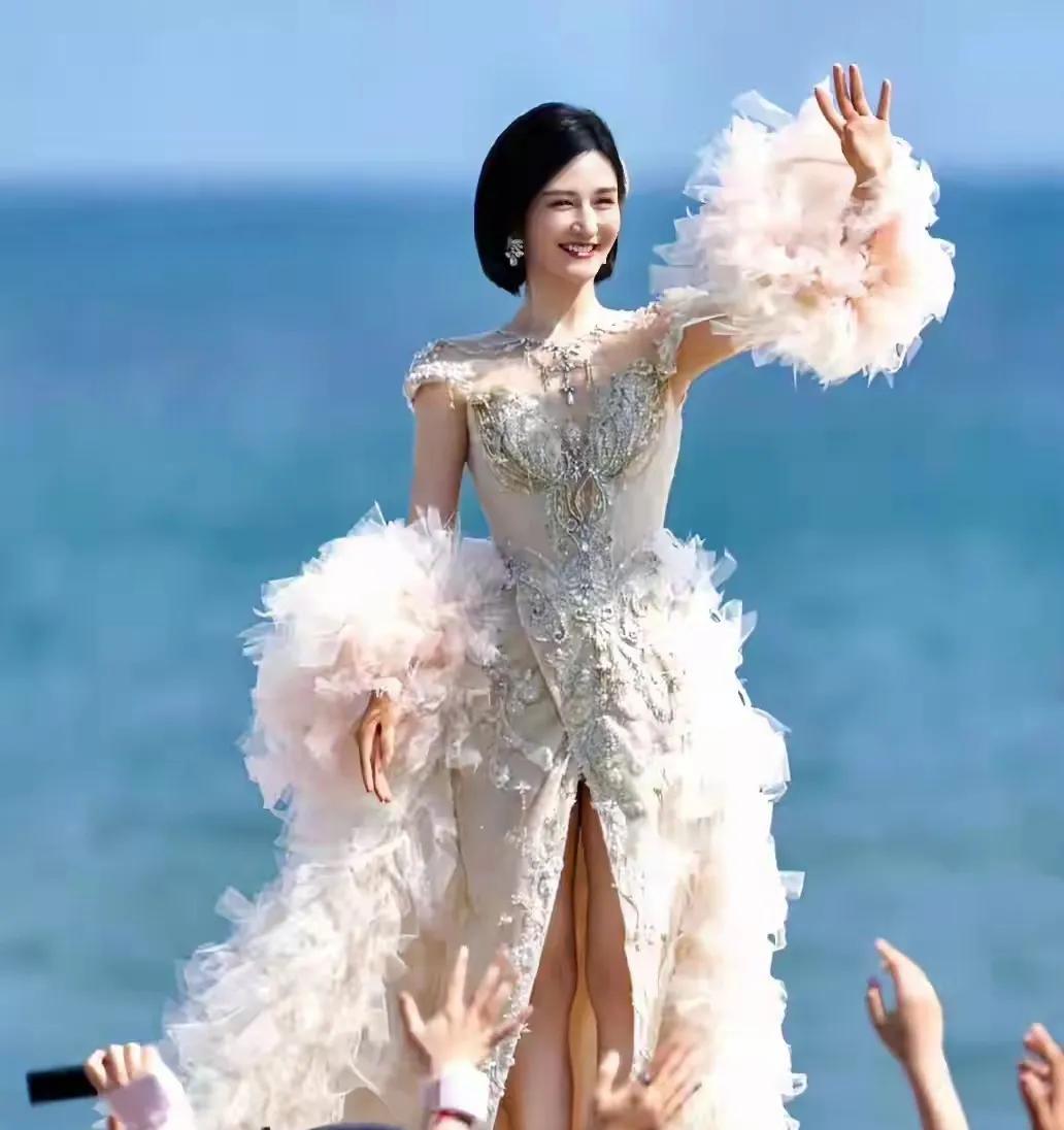 谢娜也是“站”起来了《浪姐》给机会刷新了，大家对她“疯癫”的认知。以前看谢娜