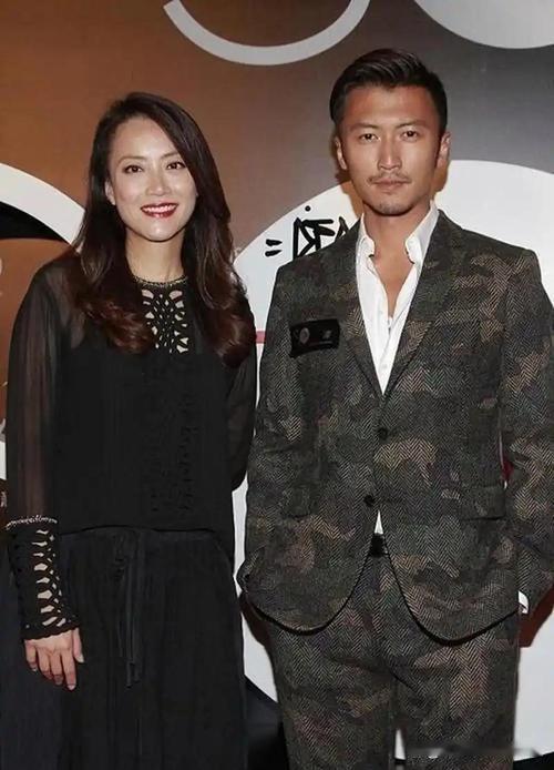 王菲谢霆锋这波，各玩各的也太松弛了？好家伙，王菲在窦靖童演唱会跟男友人互动频繁，谢霆锋那边又频频跟经