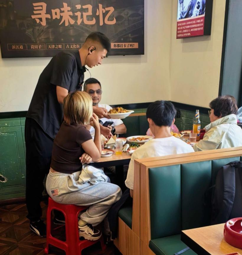 孙燕姿老公纳迪姆和一对子女现身天津旅游，他们一家人到餐馆吃天津菜。两个孩子罕见出