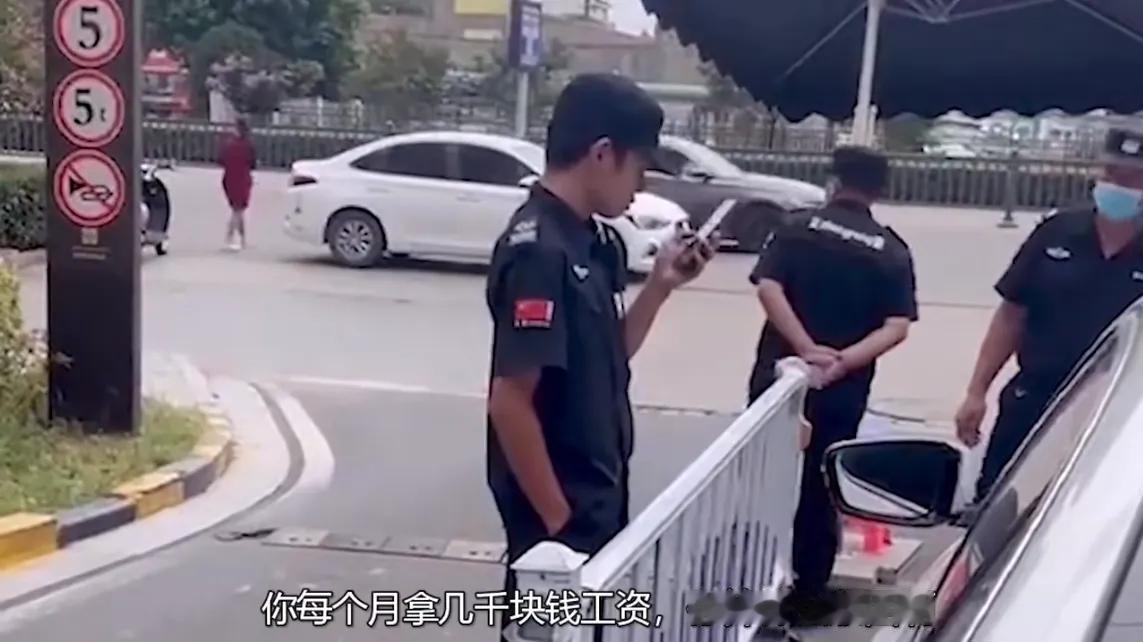 江苏苏州，宝马女车主拒交10元停车费，和小区保安发生激烈争吵，保安出言辱骂双