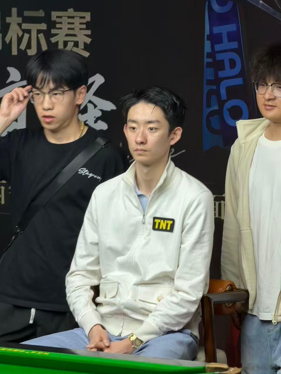 吴宜泽西安粉丝见面会从19:00持续到0点，一共三场，现场太过火爆，第二场被迫取