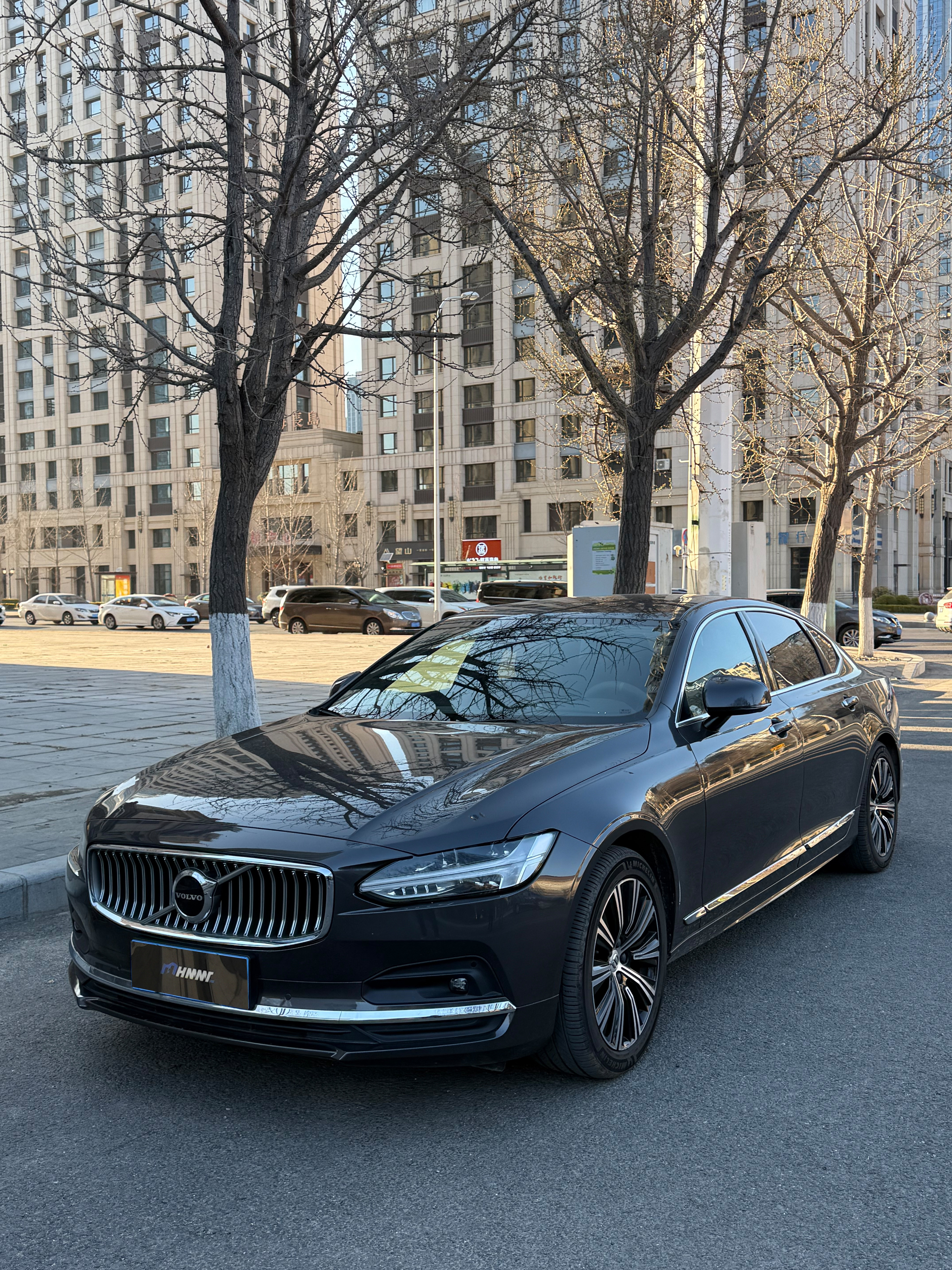 今天同事买了台沃尔沃S9019年我买奔驰C的时候就想买这款车因为5系