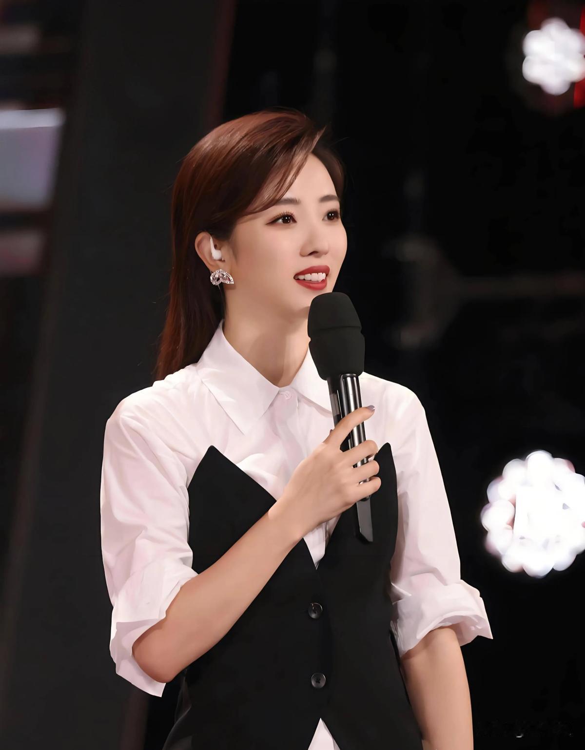 狐狸尾巴藏不住？李思思离开央视原因曝光，原来“野心”不止于此。没人想到她会在
