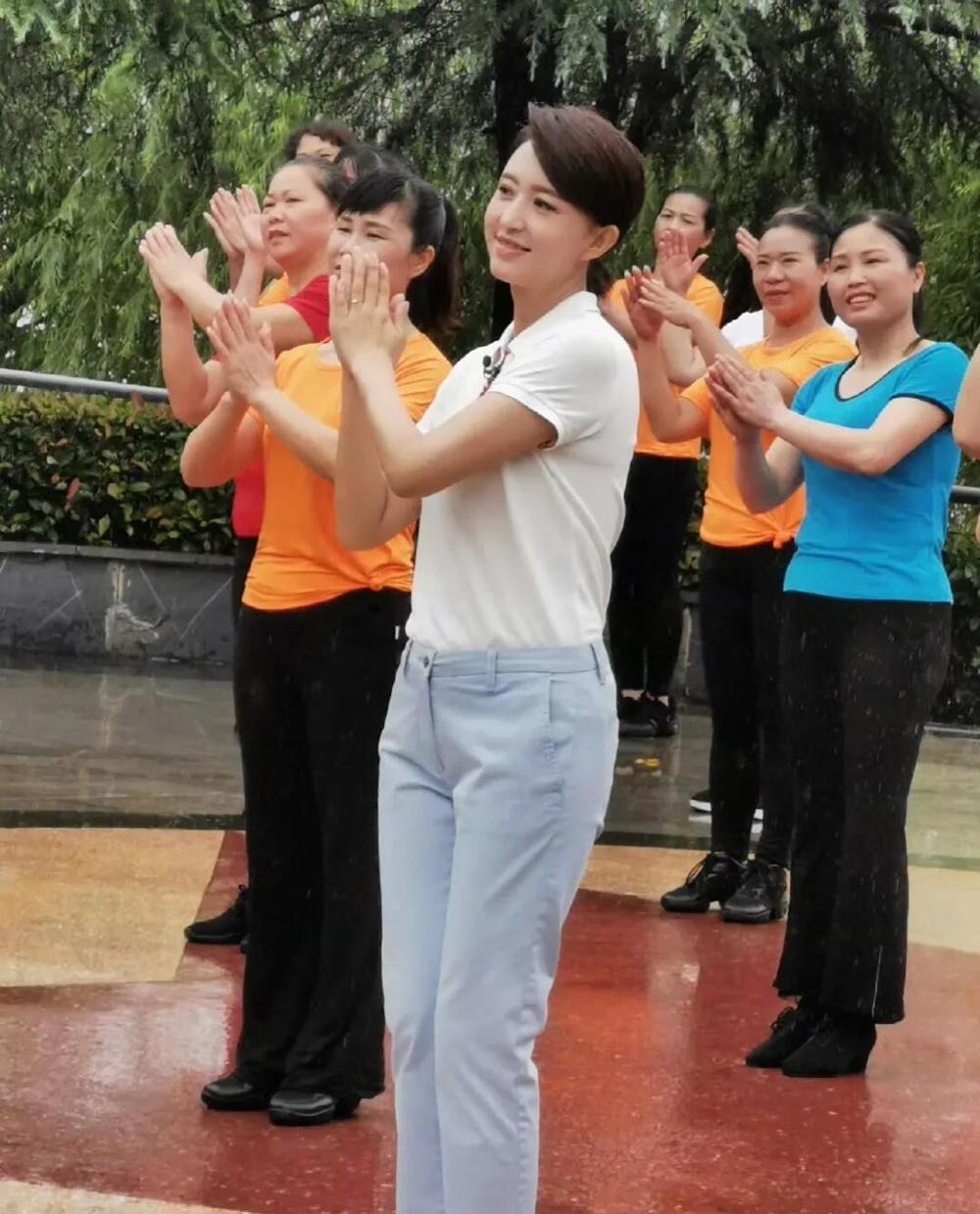 这位央视女主持人离开了平台，不主持节目去跳广场舞了，还真的是别说，即使这样穿搭平