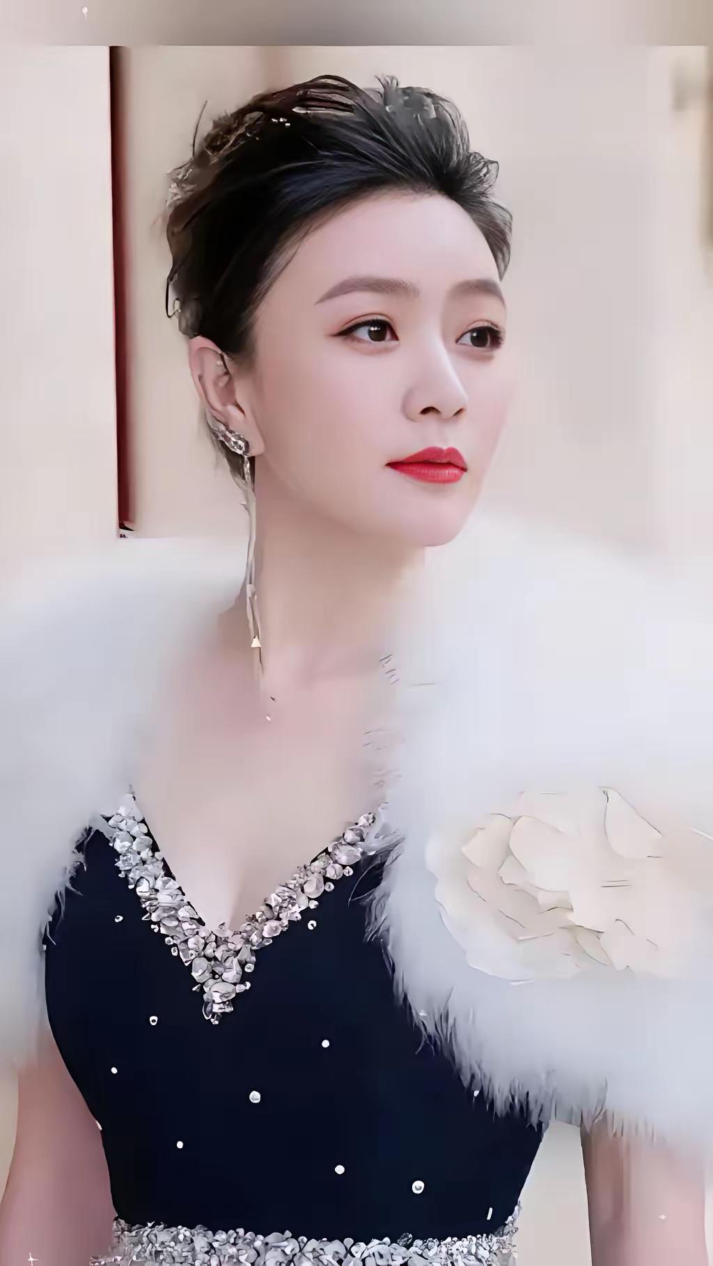 最近这瓜真是让人咋舌，田海蓉这事儿哪是个人塌房，简直是给整个行业敲了记响钟！
