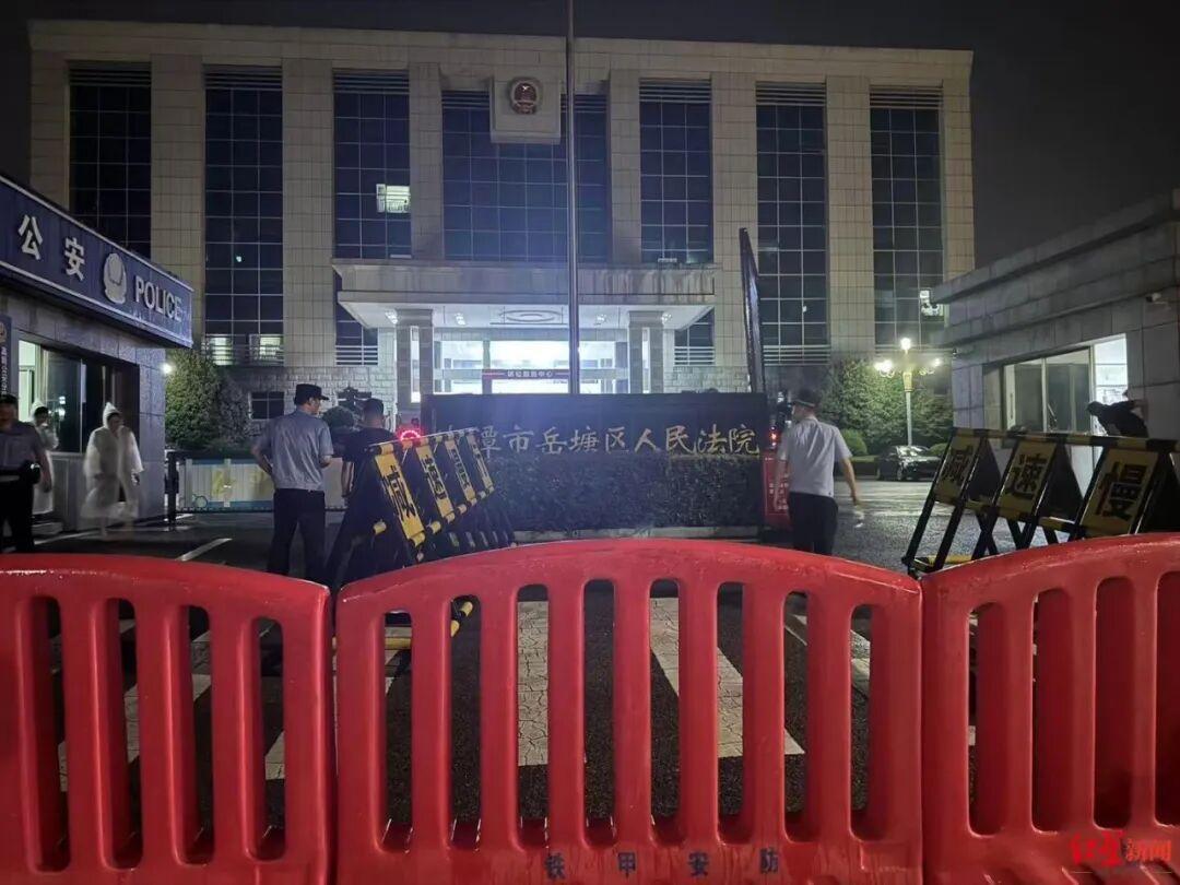 兄弟反目互撕，一套房，毁掉两个天之骄子一对一母同胞的亲兄弟，两个旁人眼