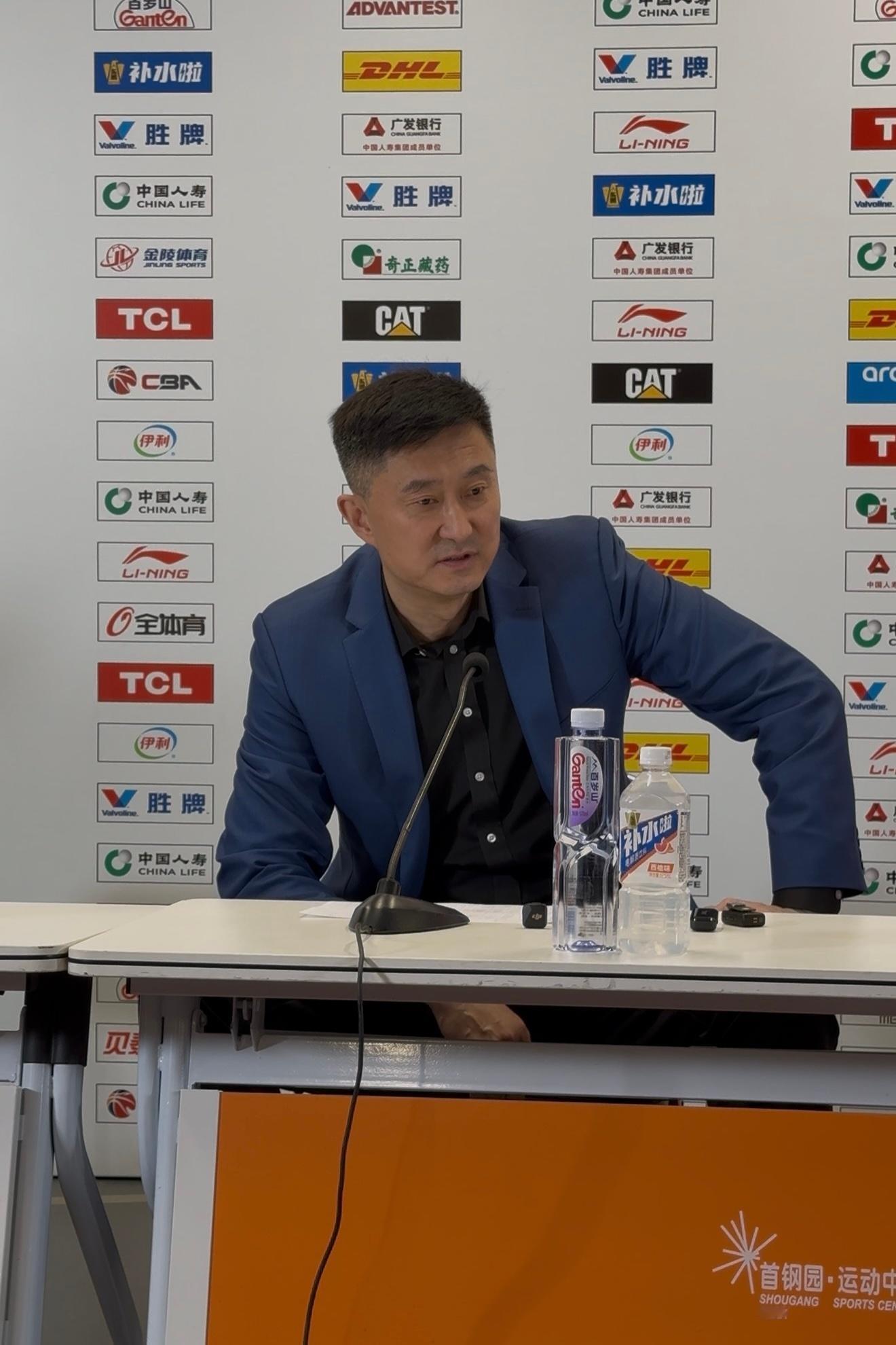 杜锋指导赛后透露，徐杰受伤后已第一时间去医院拍片，具体伤情要等检查结果。北京男篮