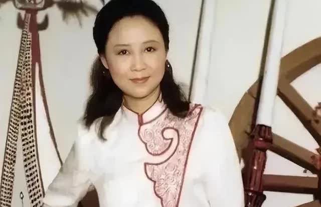 琼瑶成名后为什么不再与蒋仁相见？琼瑶阿姨成名后其实与女中的同学还是有联系的。