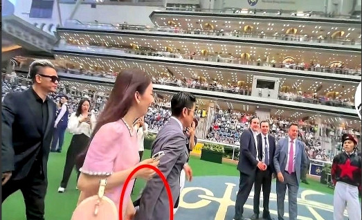 我发现一个事！方媛是实打实的花瓶！你看她和郭富城一起出席活动一个细节你就