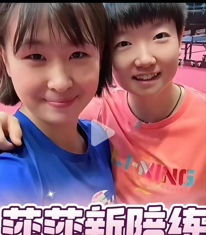 孙颖莎等来了削球手陪练也是队友朱梓予孙颖莎在成都封闭训练中，这次莎莎的陪练不