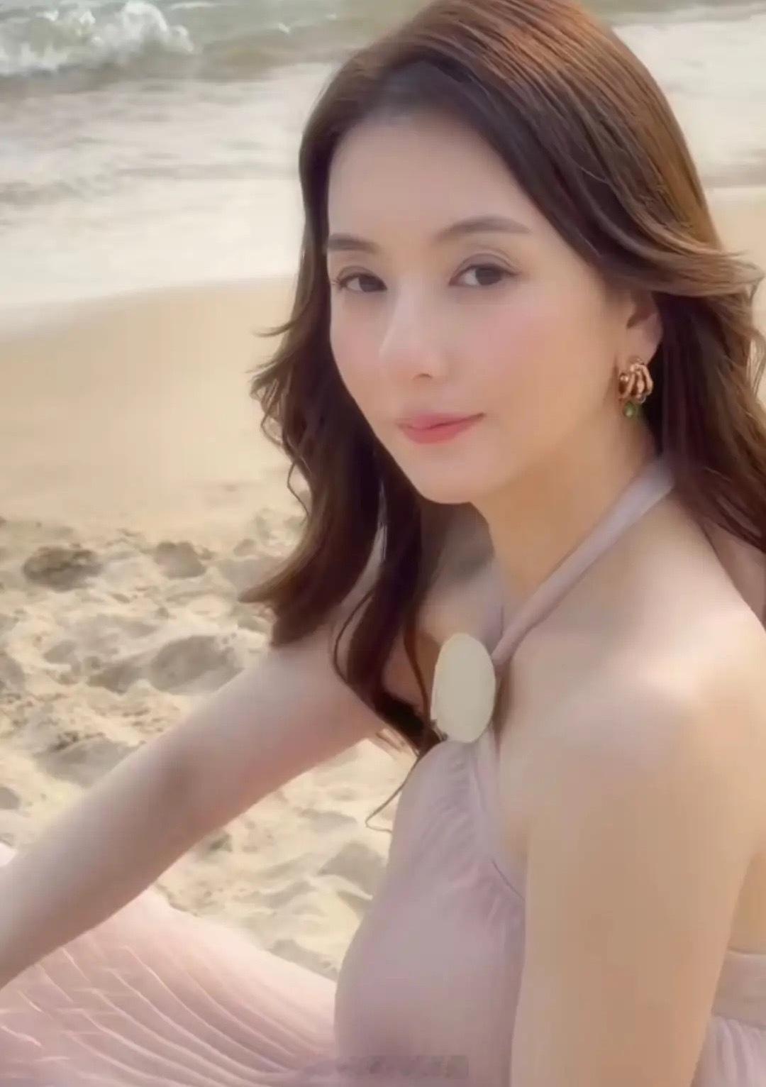 郭富城老婆带孩子去海边度假，方媛晒两个女儿，9岁郭咏希和7岁郭咏萱蹲在海滩上挖沙
